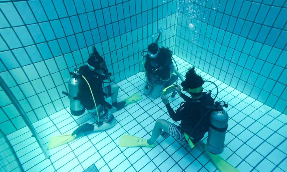 何度でも練習ができる自社温水プール完備し、海洋実習後にマンツーマンで復習プールを無料開催しています。