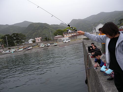 アフターダイビングはみんなで釣りを楽しみました