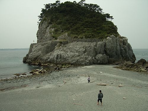 潮がひいている小島を登りました。