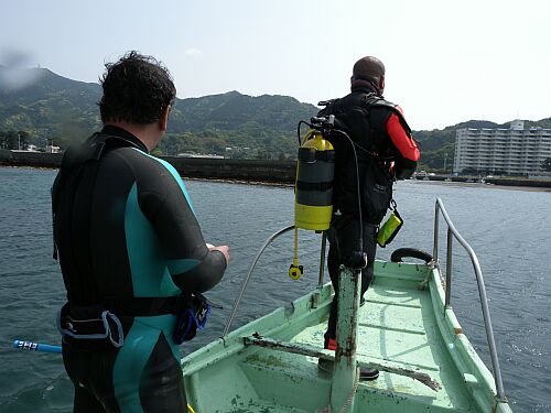 海を眺める男達