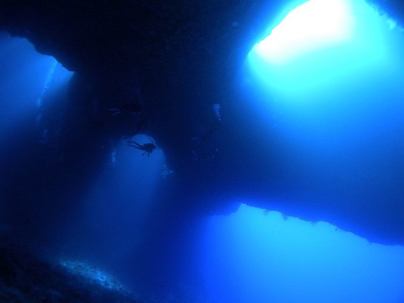 ４つの縦穴からの光が綺麗　ブルーホール