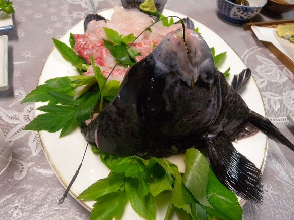 釣り針がついたままの新鮮なお刺身