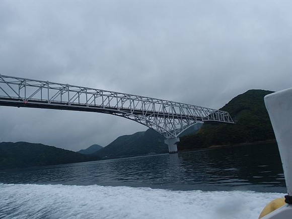 大きな橋で島が繋がっています