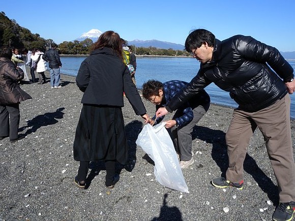 海岸のお掃除中