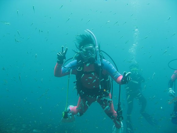 小魚達に囲まれて！中性浮力でスーイスイ！