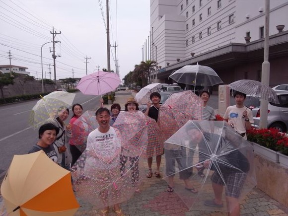 雨ですが盛り上がってます。