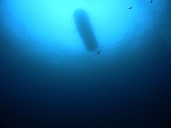 水底からボートがみえます