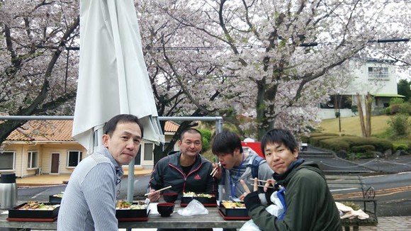 お昼ご飯も桜の下で！