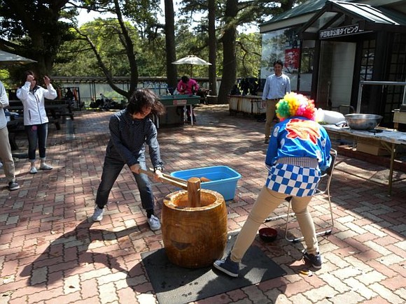 餅もつきます。