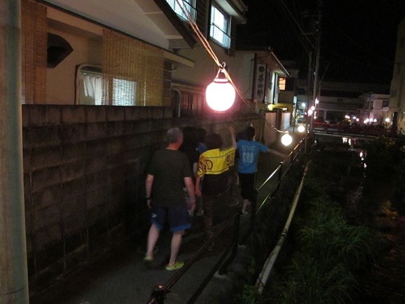 夜の雲見の街をねり歩く