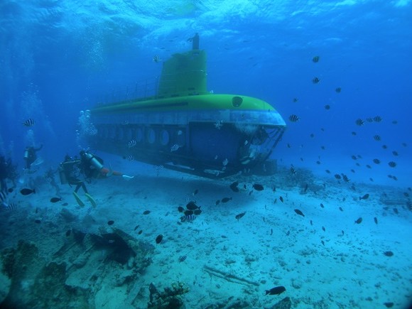 潜水艦に手を振りましょう