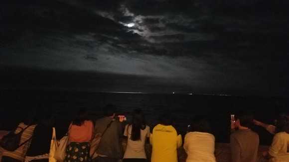 ムーンロードを求めて夜の海へ