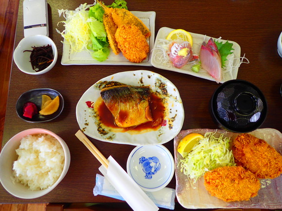 ダイバー定食1200円(イカメンチ付いてるのに単品イカメンチを追加するしゅう)