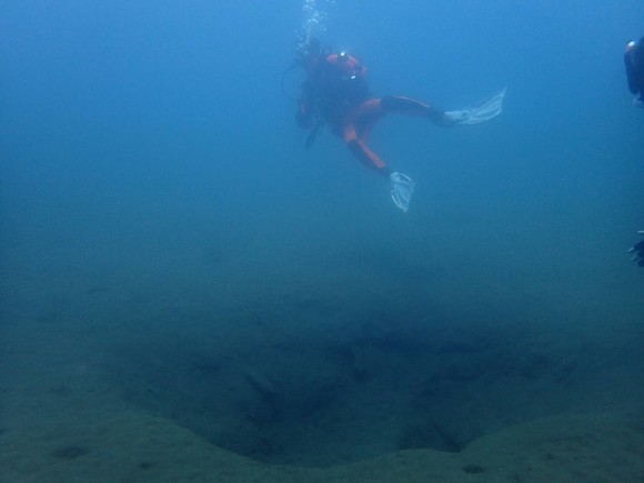 水中クレーター、富士の湧き水がどんどんでています