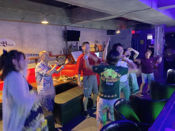 夜はカラオケ&ダンスパーティー！deフィーバー
