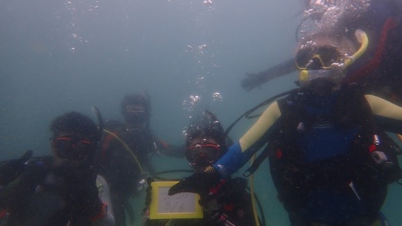 ソーシャルディスタンスの水中！