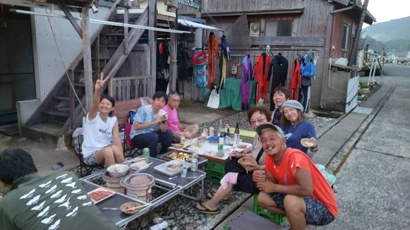 ショップの前でBBQ！！