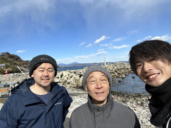 晴れてるように見えて雪